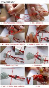 一张详细的教程图解，展示了如何用红绳子绑住一个挂坠。-myforexstore